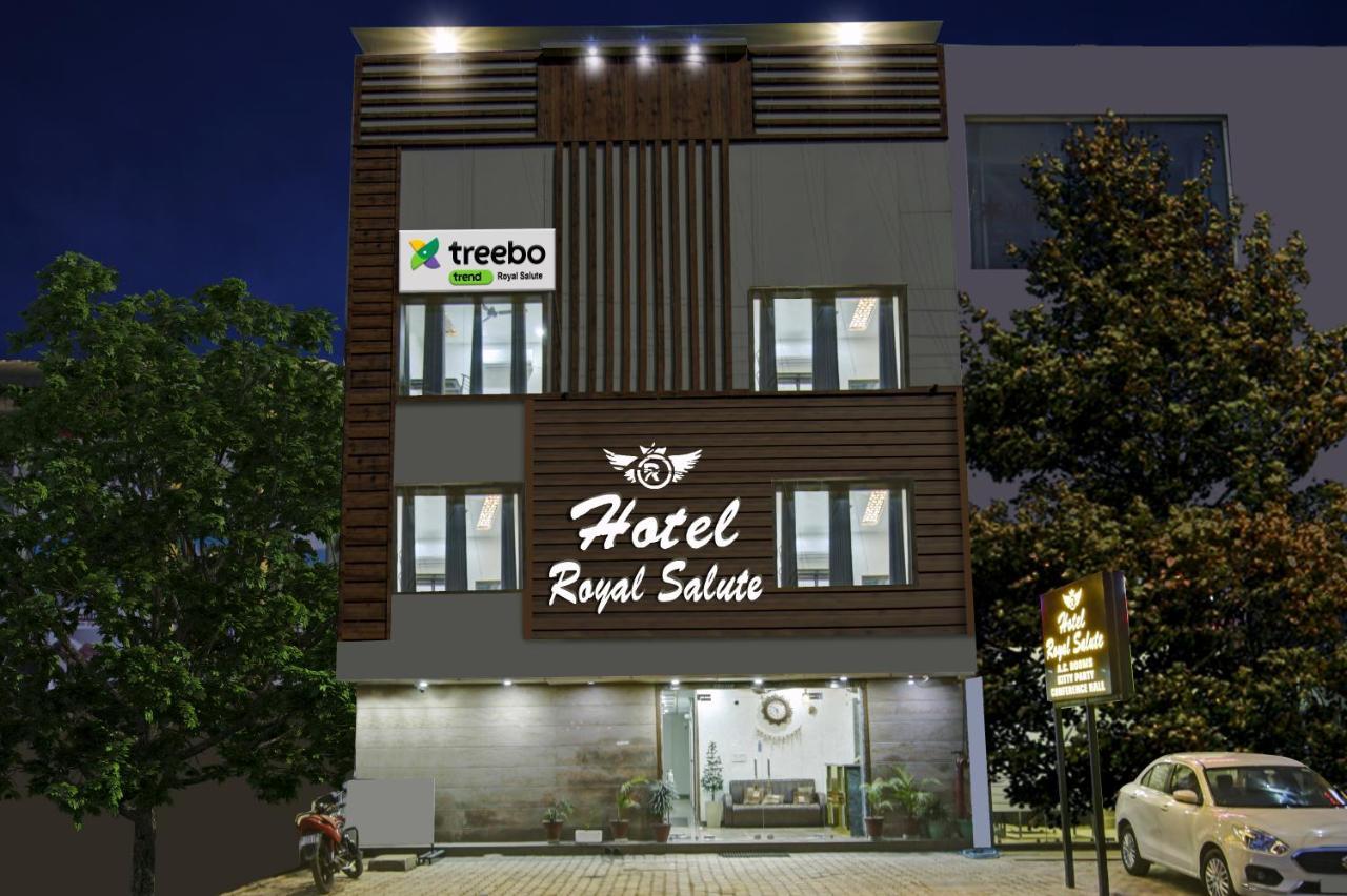 ホテル Treebo Royal Salute, Zirakpur エクステリア 写真